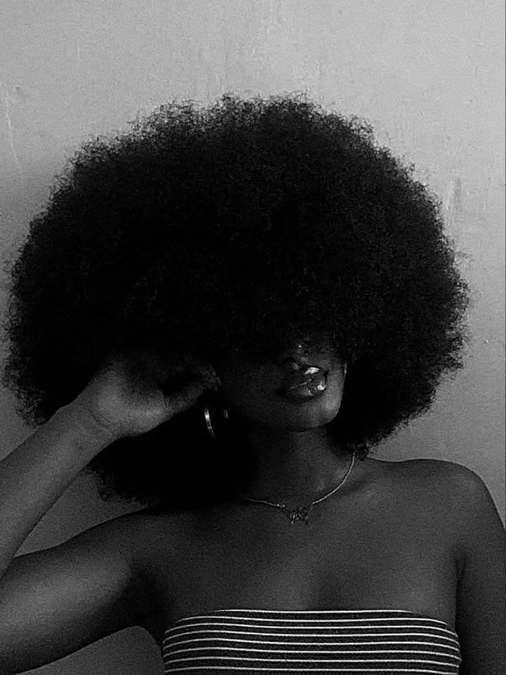 Woman with a full and voluminous natural 4C afro