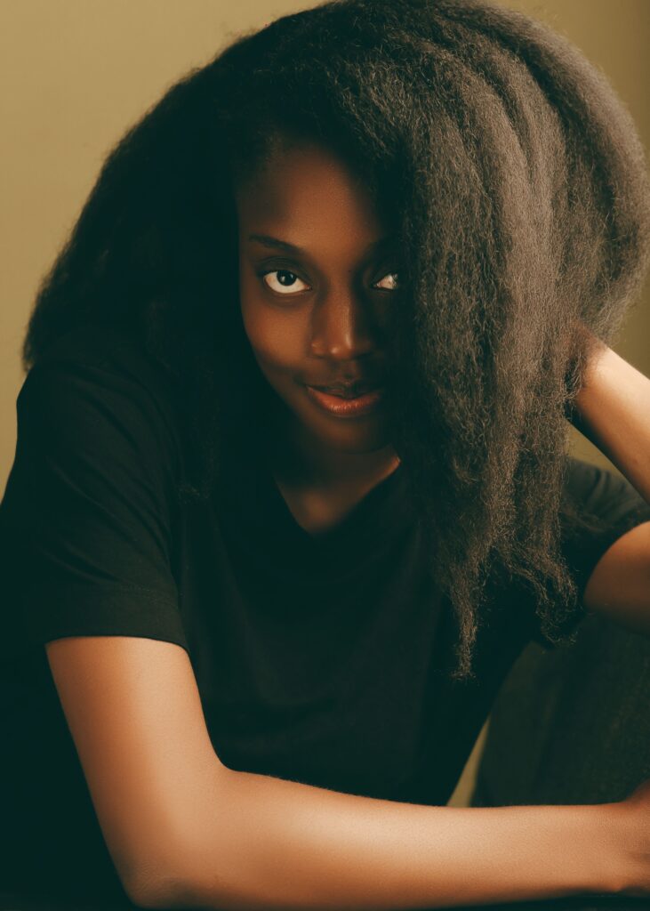 Woman wearing a stretched 4C hairstyle