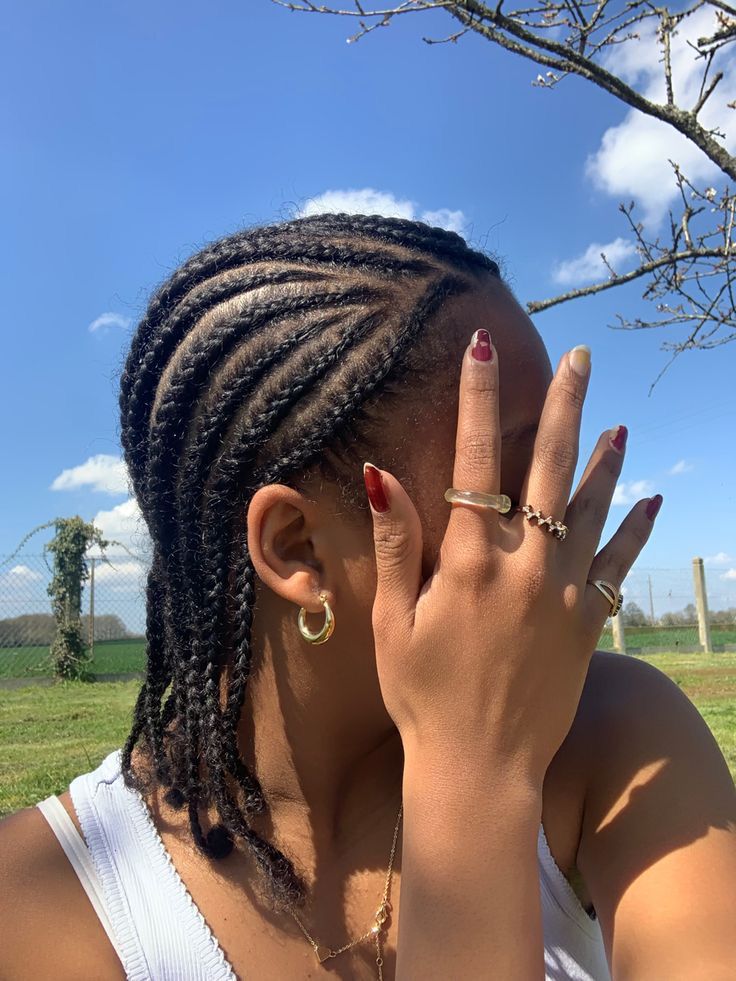 woman on cornrows