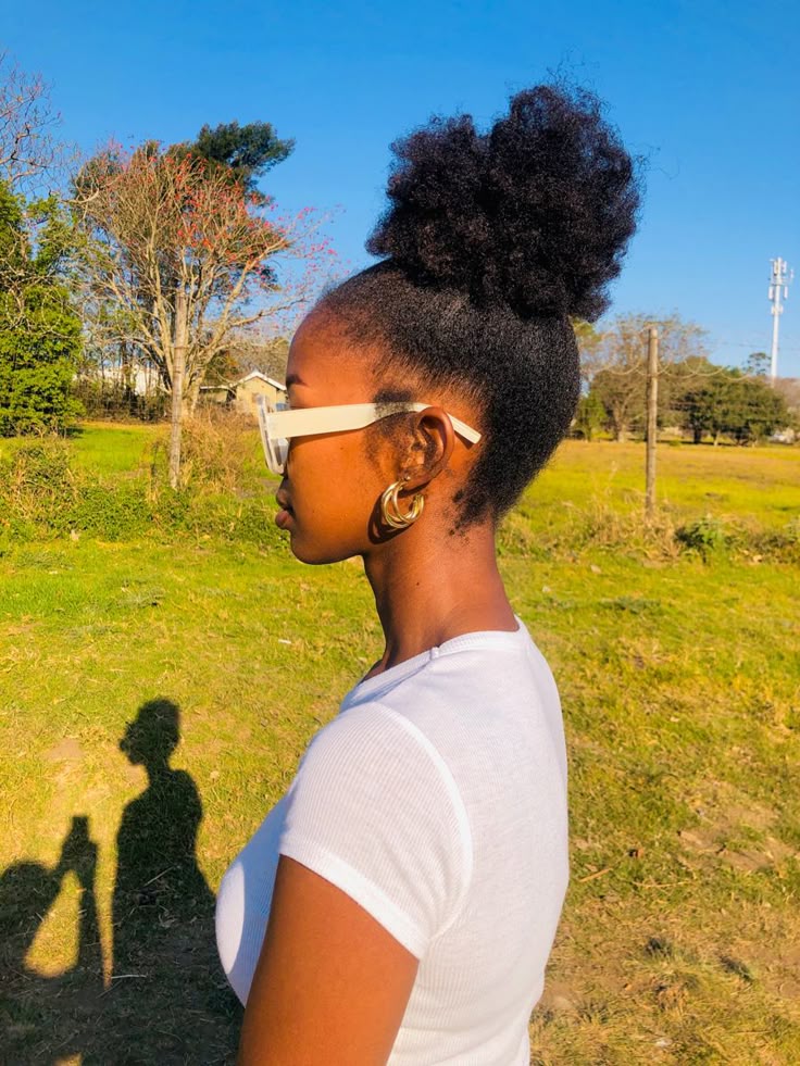 Simple pineapple puff hairstyle for beginner natural hair.