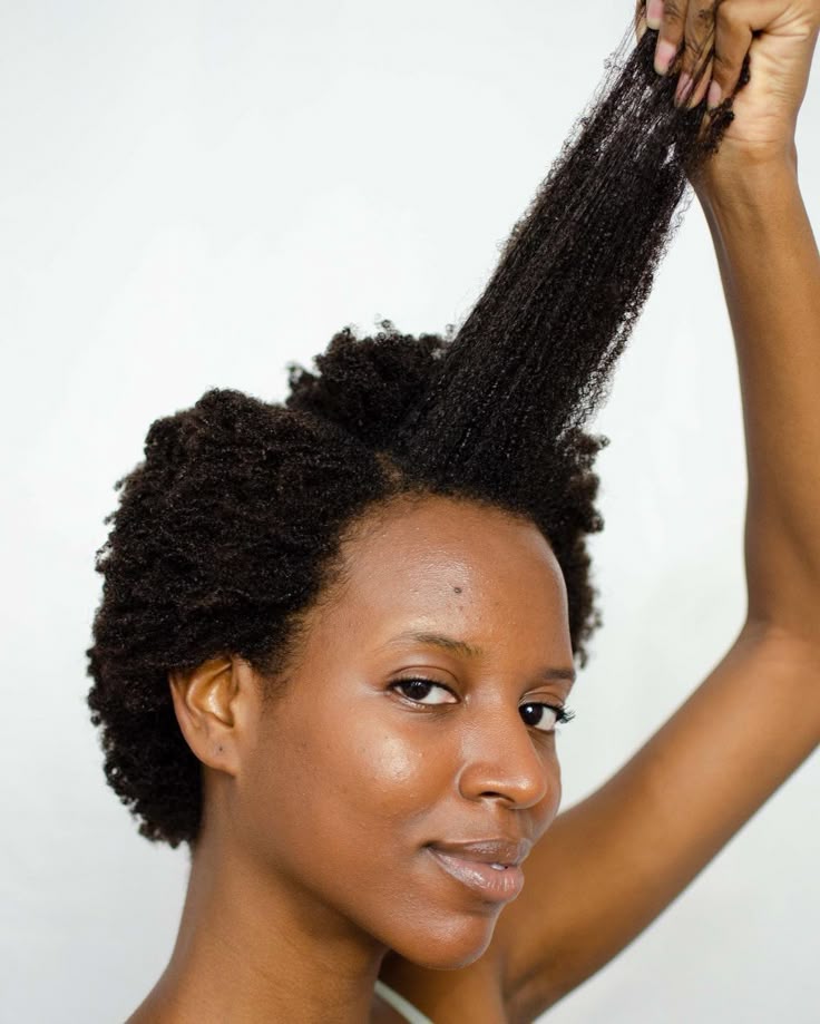 Stretched and shrunken 4C hair showing how shrinkage affects visible length.