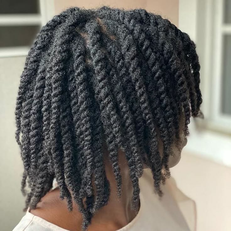 Two-strand twists for beginners with natural 4C hair.