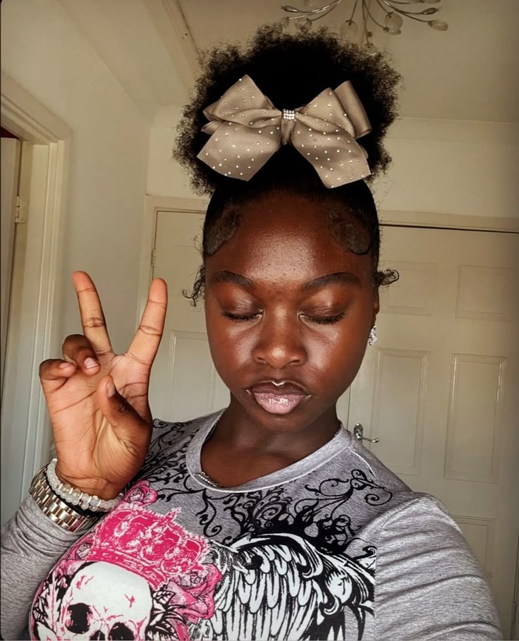Natural 4C puff decorated with a bow
