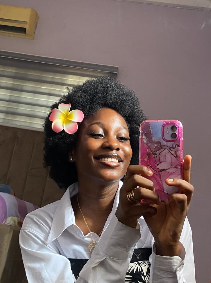 Natural 4C afro decorated with small flowers