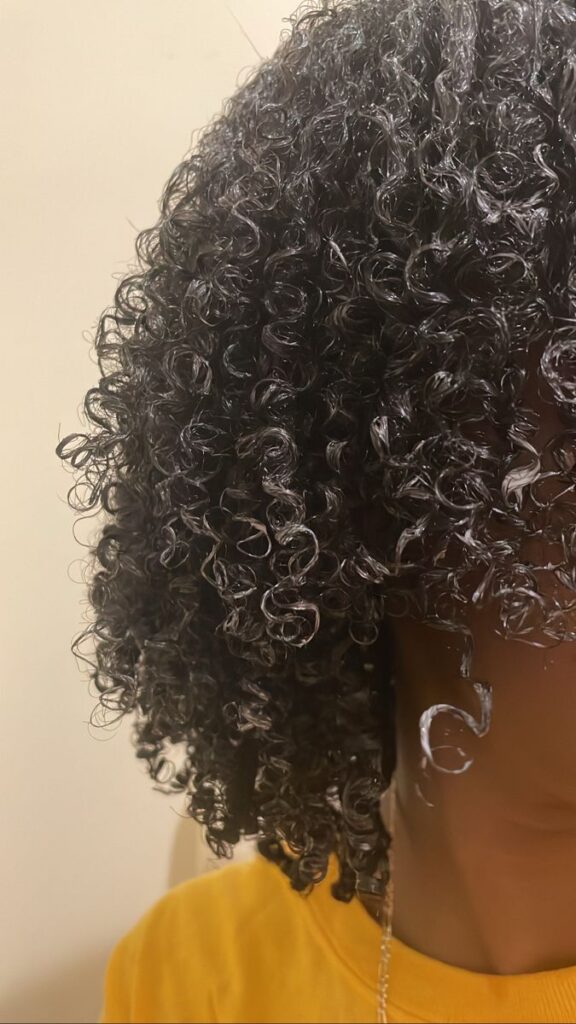 Healthy medium-porosity 4C hair with balanced moisture.