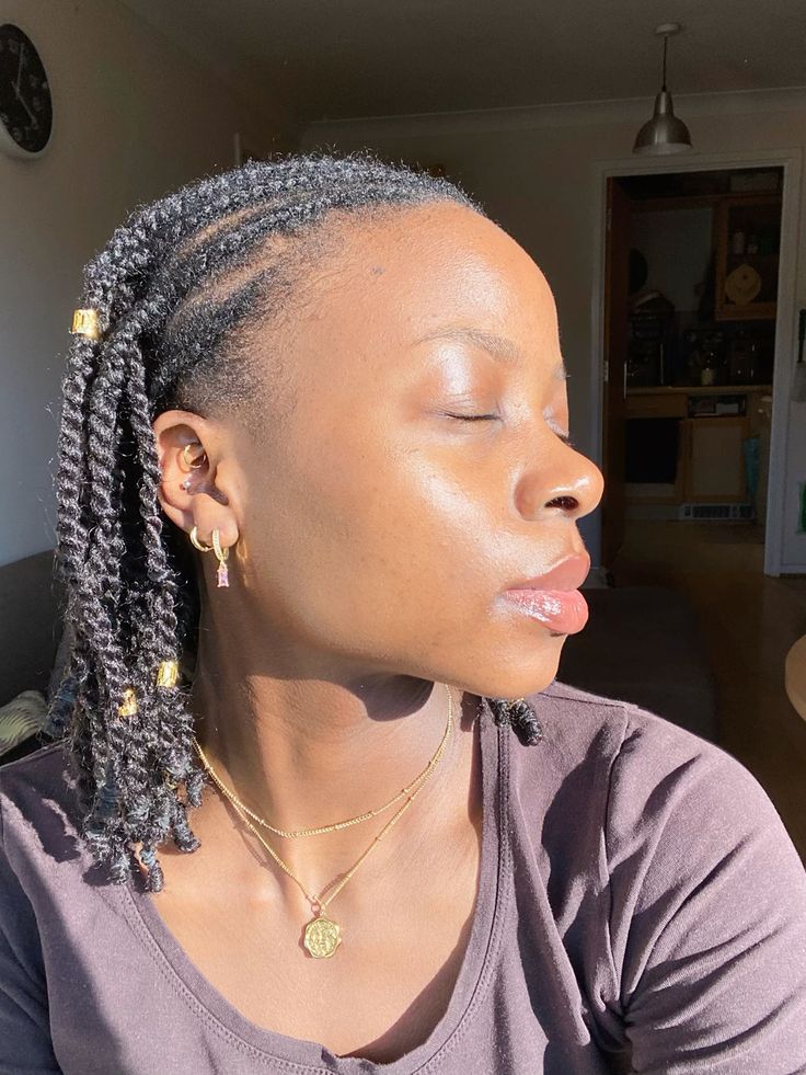 Natural 4C hairstyle decorated with gold hair cuffs