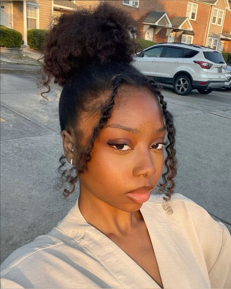 Natural 4C high bun with loose textured front sections