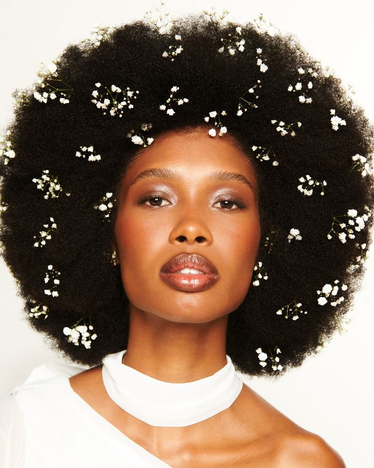 Natural 4C afro decorated with flowers for a wedding