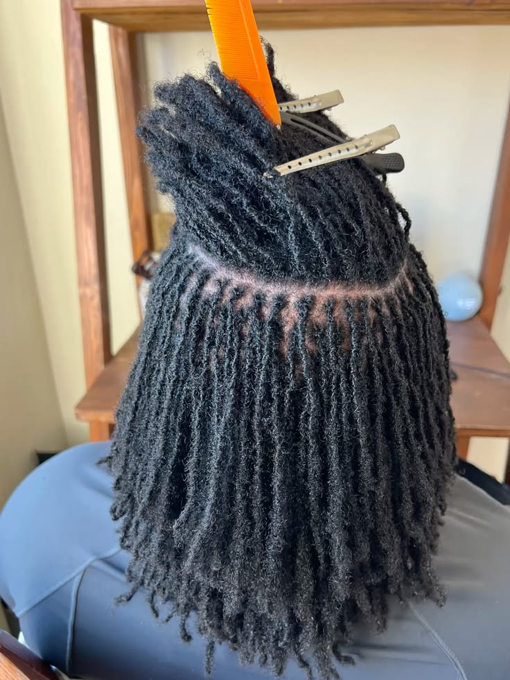 woman retwisting her locs