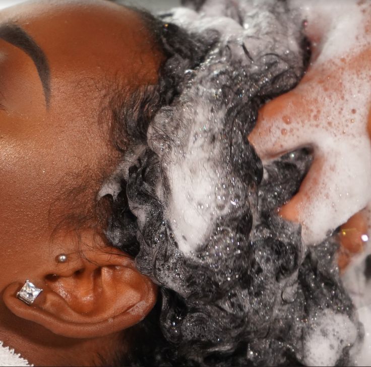 Shampooing the scalp of natural hair