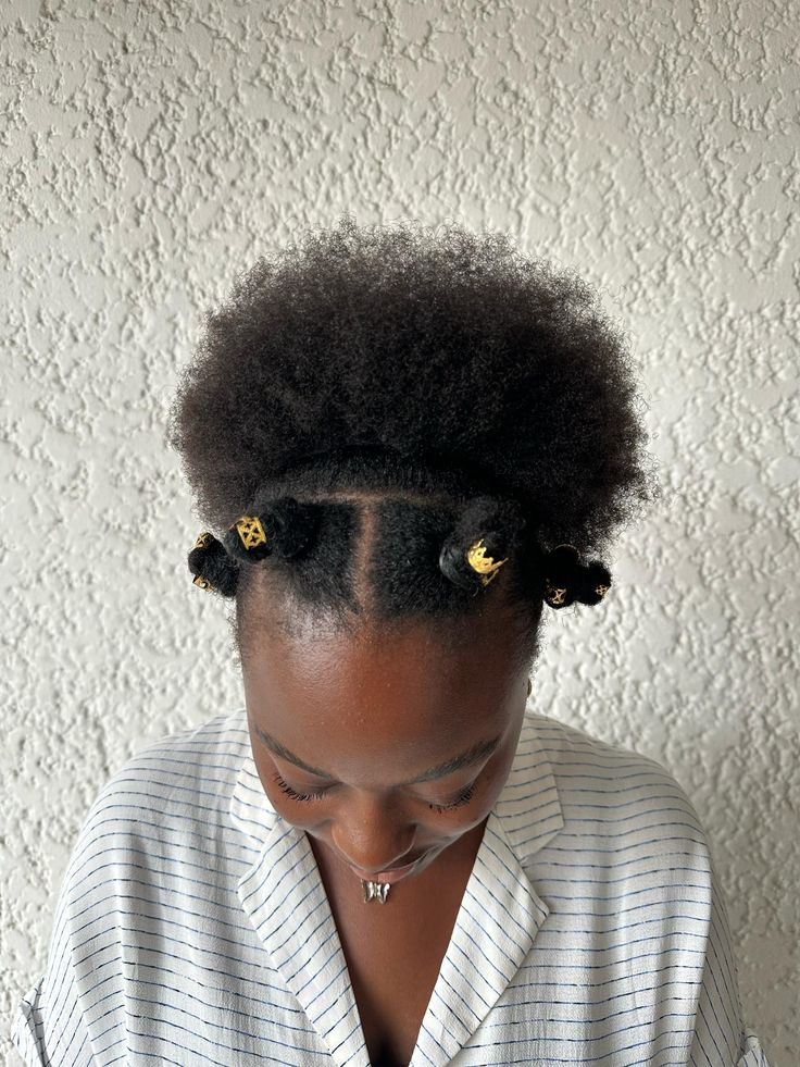 Natural 4C puff hairstyle with small Bantu knots