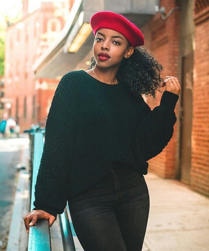 Woman wearing a beret with natural 4C hair