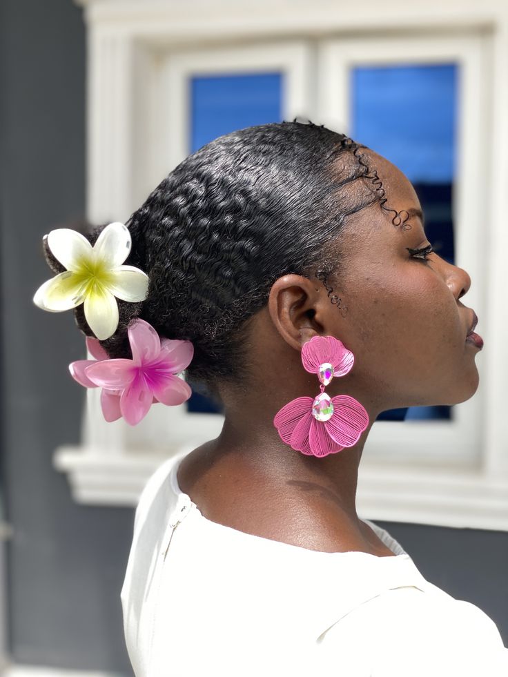Natural hairstyle decorated with a flower hair clip