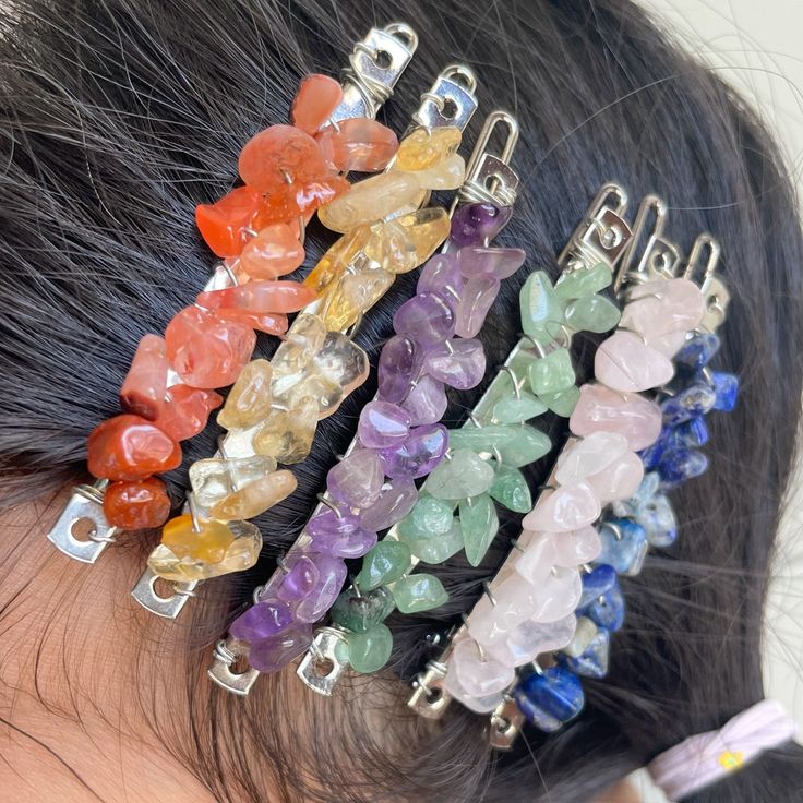 Natural hairstyle decorated with a gemstone hair clip