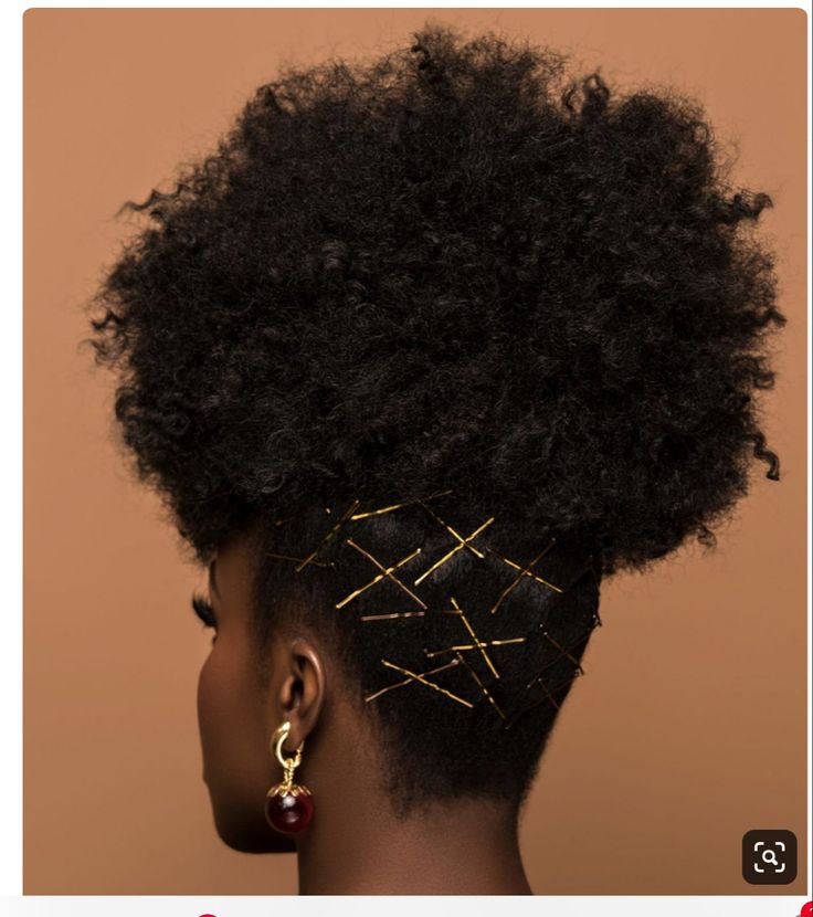 Elegant 4C puff hairstyle with gold hair accessories