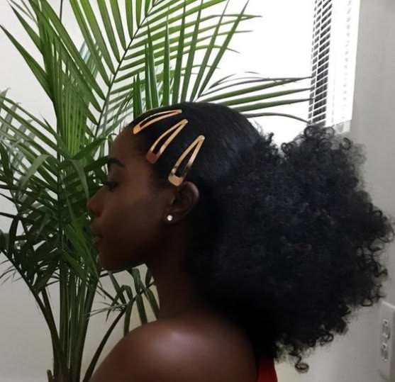 Natural hairstyle decorated with gold barrettes
