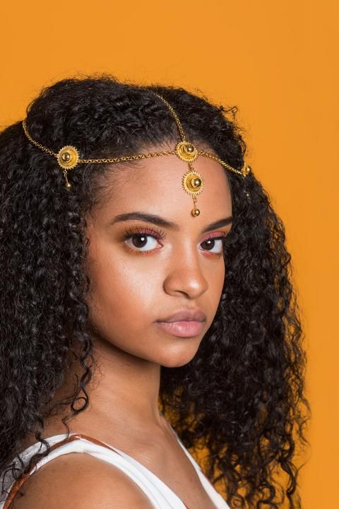 Natural hairstyle decorated with a gold hair chain