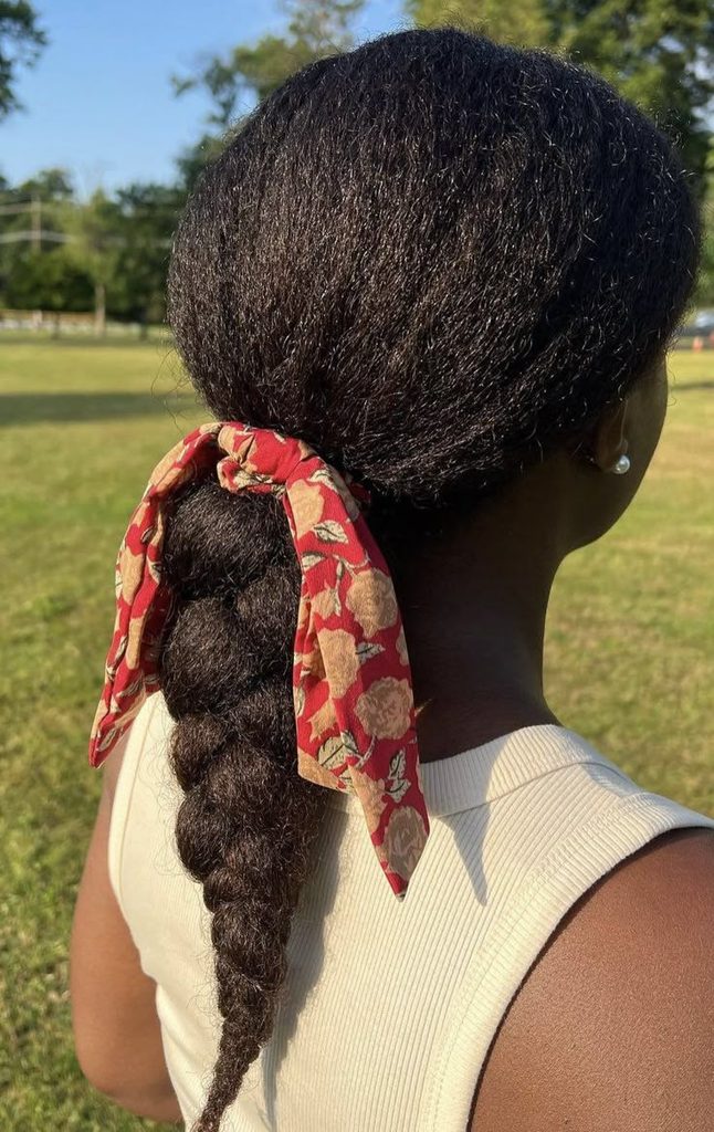 Woman wearing a heatless natural hairstyle for spring