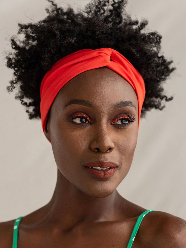 Natural hairstyle decorated with a knotted headband