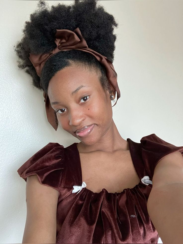 Natural 4C puff hairstyle decorated with a large bow