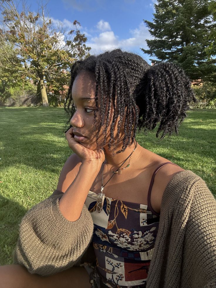 Woman wearing a low manipulation natural hairstyle in summer