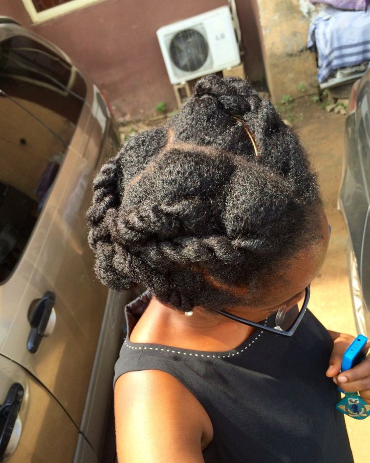 Black woman wearing a gentle hairstyle without tension around the edges