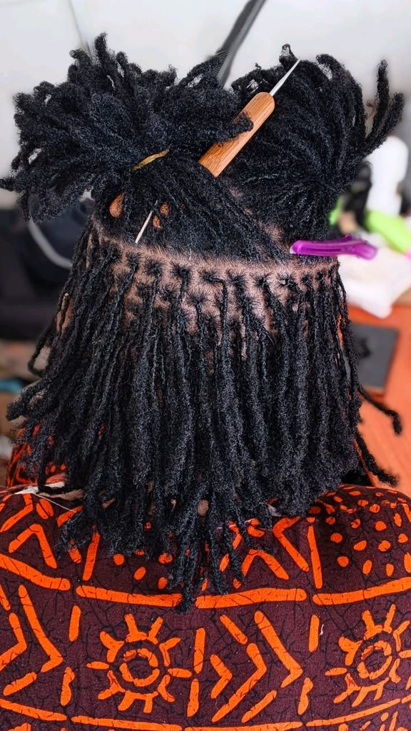 Loctician maintaining the roots of small natural microlocs