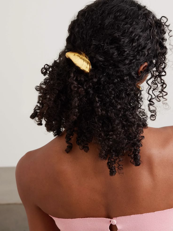 Natural hairstyle decorated with minimal gold accessories