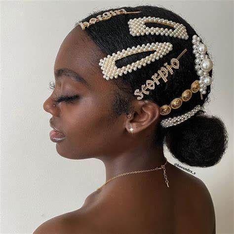 Natural hairstyle with elegant pearl barrettes