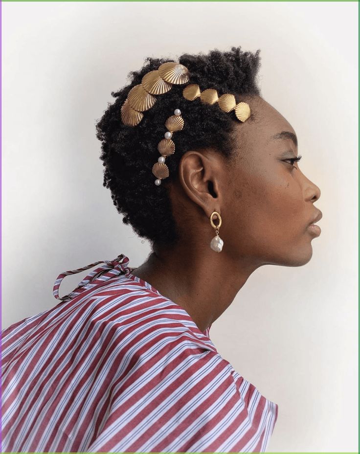 Natural hairstyle decorated with shell hair accessories
