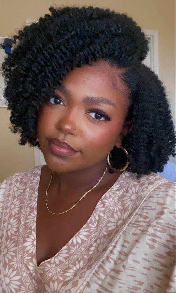 Side-parted twist-out hairstyle for natural hair
