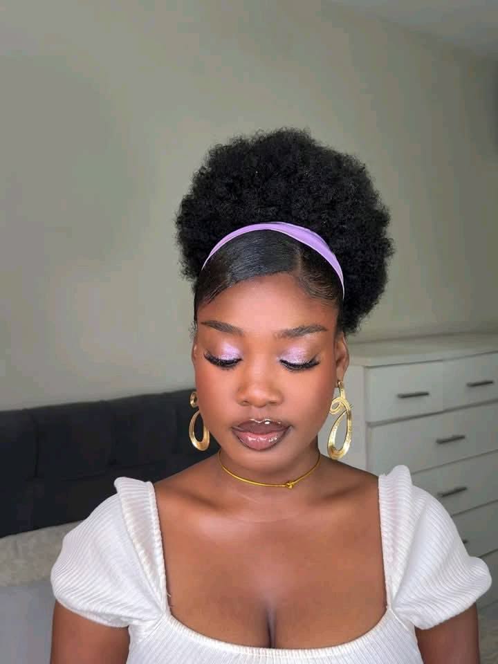 Natural 4C puff hairstyle with a side swoop