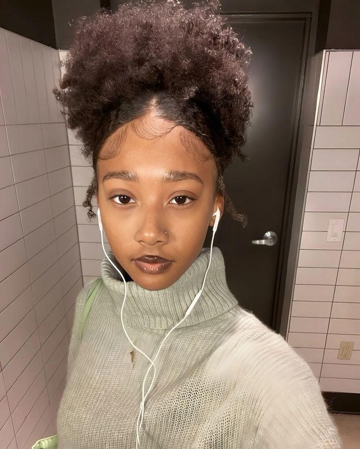 Natural 4C puff hairstyle with a swooped front